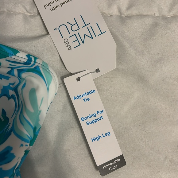 NWT one piece swimsuit - Picture 7 of 9